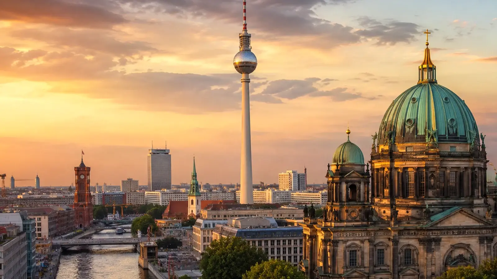 Berlins skyline med Fernsehturm i centrum, en illustrativ featured image för guiden till Alexanderplatz.