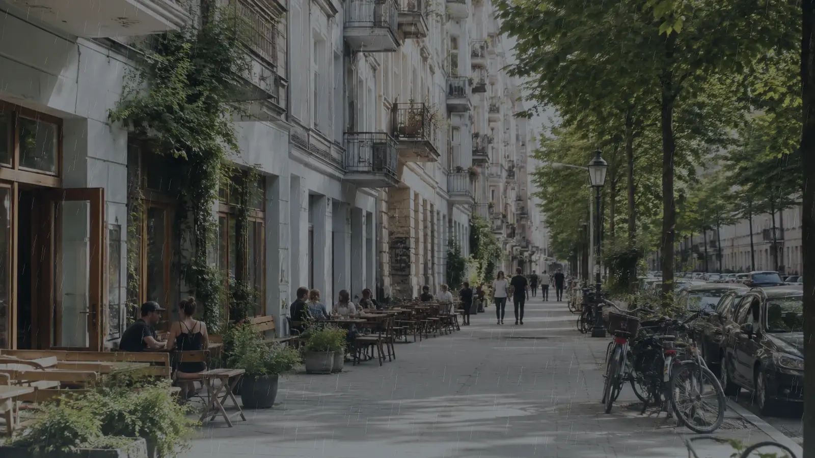 Illustrativ regnig Berlinmiljö med uteserveringar och våt stadsgata.