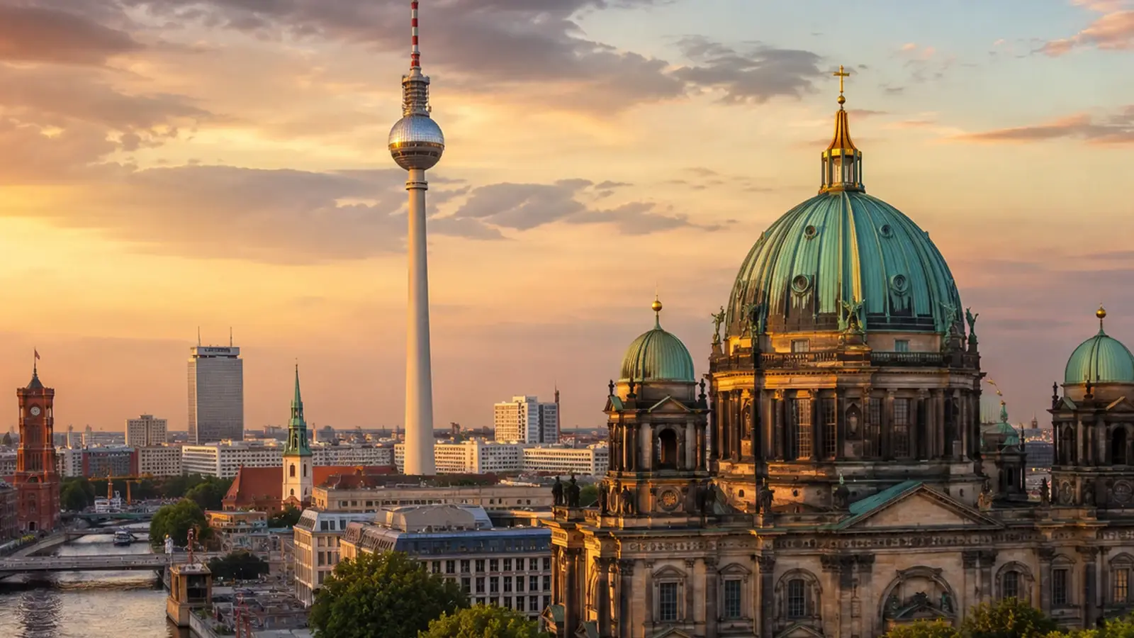Berliner Dom och centrala Berlin i kvällsljus.