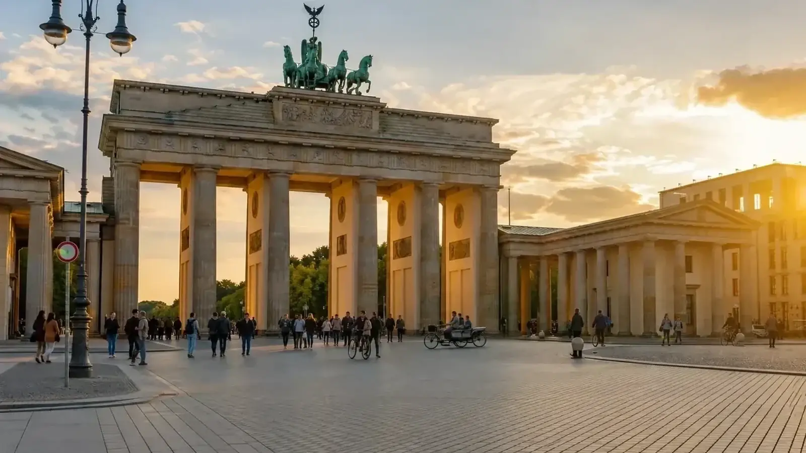 Brandenburger Tor vid Pariser Platz i varmt kvällsljus.