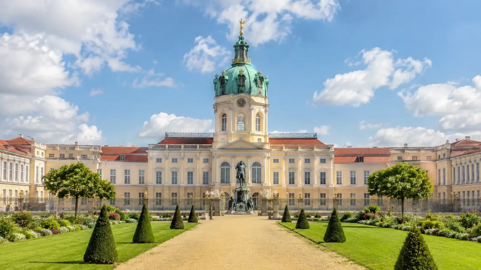Schloss Charlottenburg med palatsfasad och trädgård i Berlin.