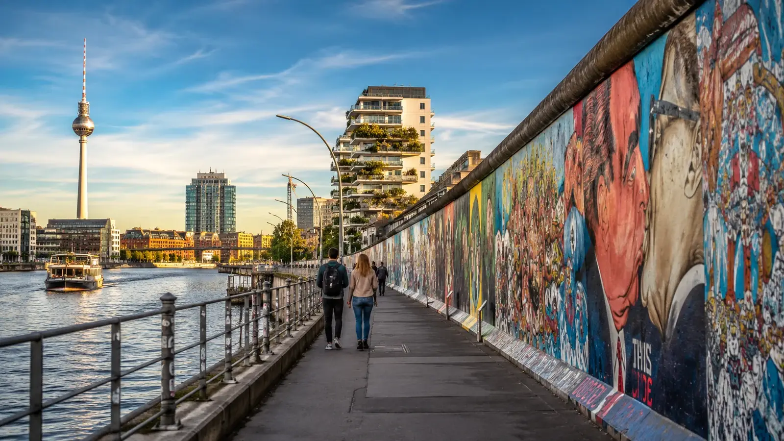Promenad längs en muralvägg i Berlin, lämplig som featured image för gratis saker att göra i Berlin.