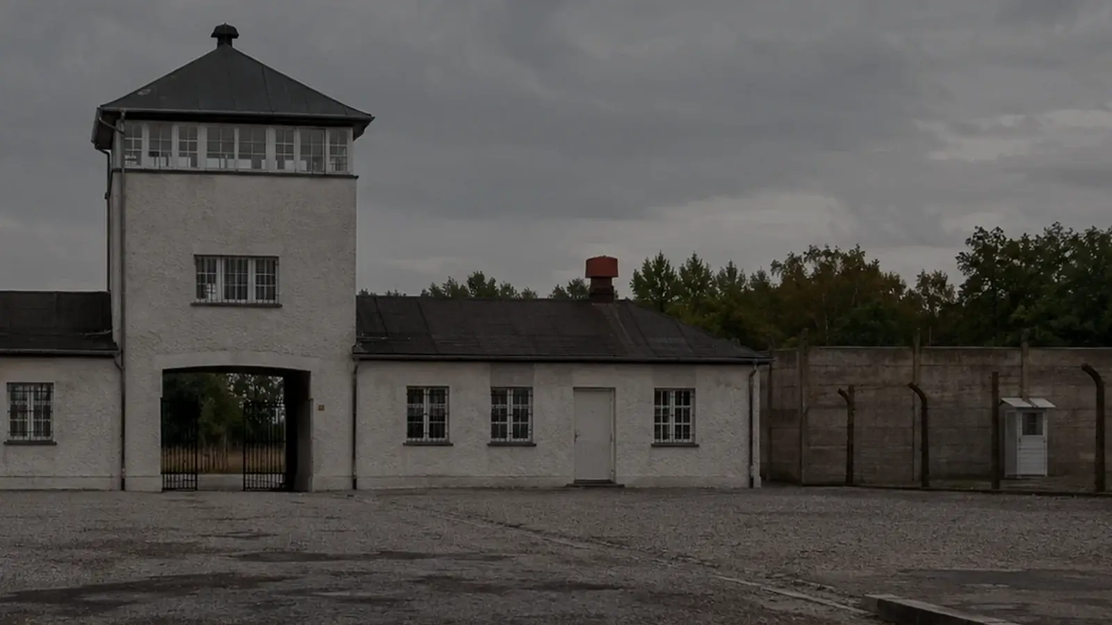 Mörk passage i historisk stenarkitektur som illustrerar Berlins underjordiska tunnlar.