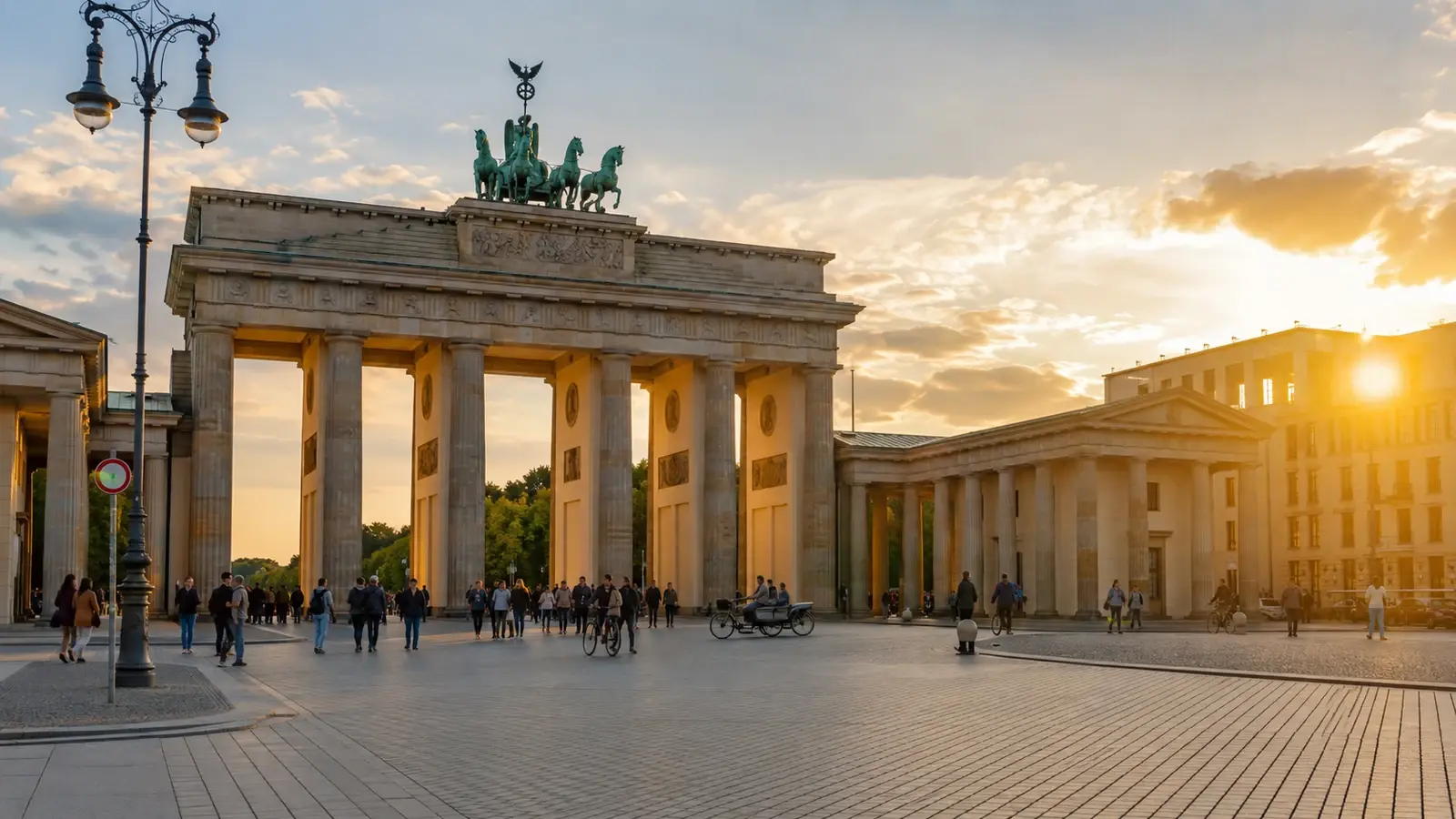 Brandenburger Tor i varmt kvällsljus, ett klassiskt fotomotiv i Berlin.