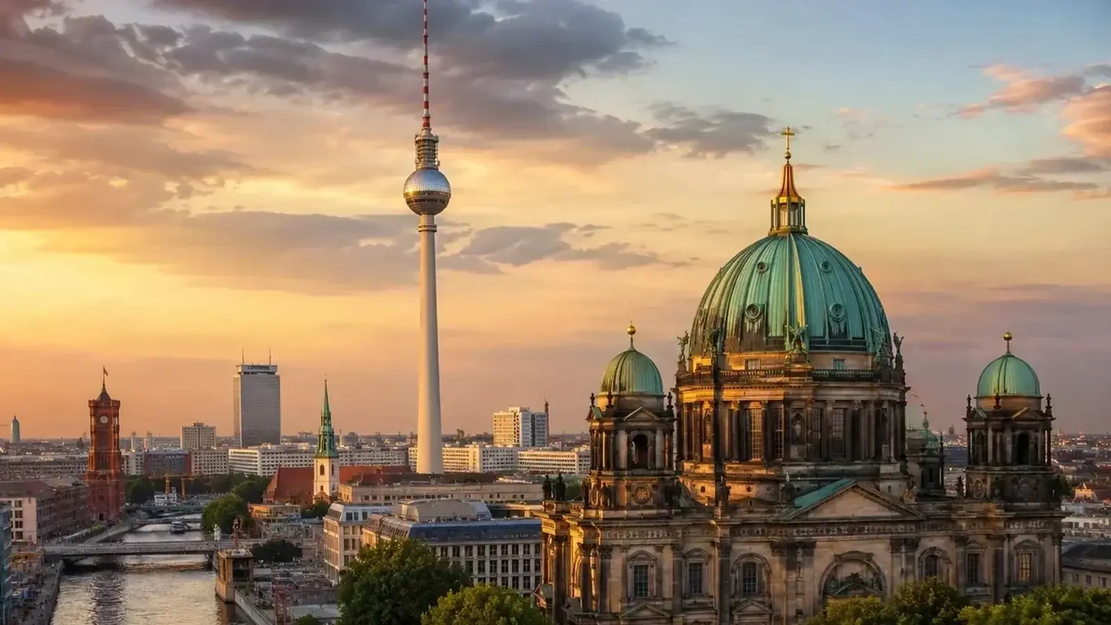 Grön stadsgata med uteserveringar som illustrerar en lugnare dagsutflykt från Berlin. Bilden gör inget anspråk på att visa Sanssouci.