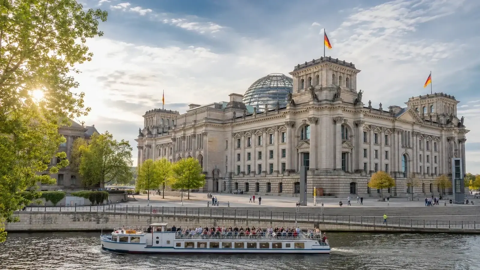 Reichstagbyggnaden med glaskupolen och Spree i förgrunden.