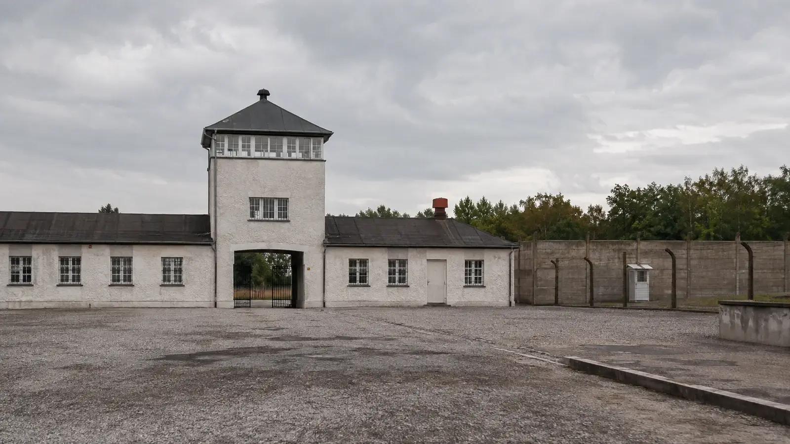 Entrébyggnad och mur vid ett minnesområde i Sachsenhausen utanför Berlin.